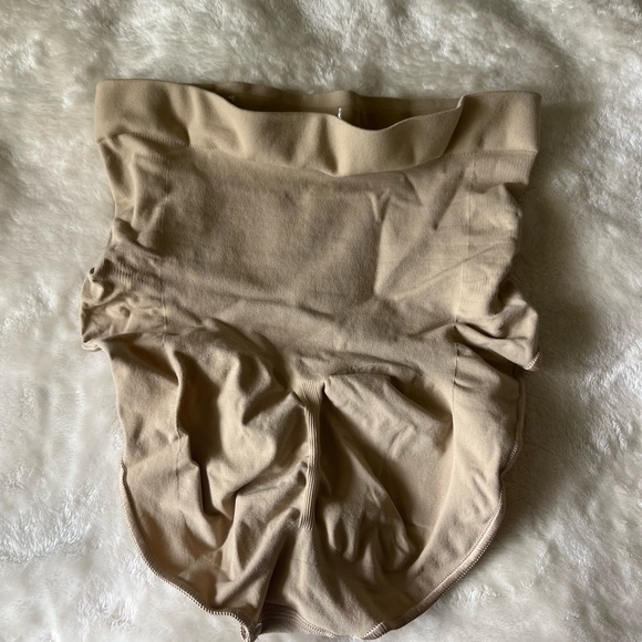 SOLD - Skims Seamless Sculpt Mid Waist Brief Color Clay - Picture 5 of 9